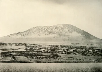 Mont Erebus...Le vieux cratère à gauche, c1908, 1909