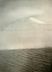 Mont Erebus depuis le pied de glace, vers 1908, 1909
