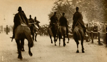 Police montée chargeant les manifestants, protestations contre le test des moyens, Hyde Park, Londres, 1932, 1933