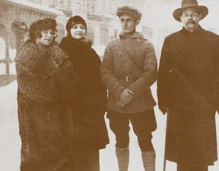Moura Budberg deuxième à gauche avec Maxim Gorki à droite, vers 1920