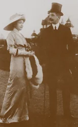 Moura Budberg avec son premier mari von Benckendorf aux courses de chevaux de Berlin, 1913