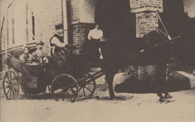 Moura Budberg avec son premier mari von Benckendorf dans une calèche à leur domaine estonien, 1912
