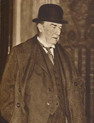 M. Baldwin quittant le n° 10 pour rendre visite au roi Édouard au Fort, 5 décembre 1936