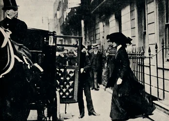 M. Churchill part pour sa lune de miel, 1908