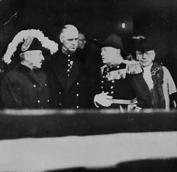 M. Churchill au palais St. James pour une réunion des conseillers privés, 1936
