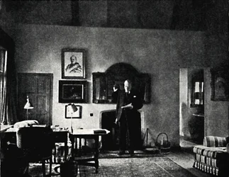 M. Churchill dans son bureau à Westerham, années 1930, 1945