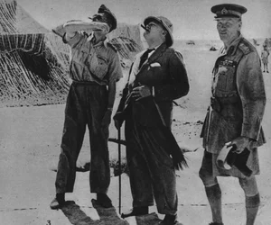 M. Churchill avec Sir A. Tedder et le général Auchinleck