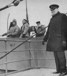 M. Churchill avec un équipage de canon britannique et américain