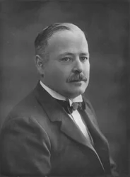 M. J. L. Dugdale, 1911