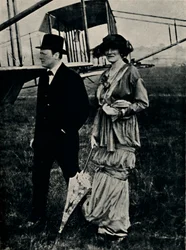 M. et Mme Churchill à une réunion aérienne à Hendon, c1910s, 1945