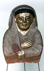 Masque de momie en stuc, Dynastie Ptolémaïque