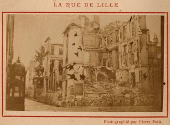 Commune de Paris (1871) : vue des bâtiments détruits rue de Lille à Paris en mai 1871. Photographie de Pierre Pepetit.