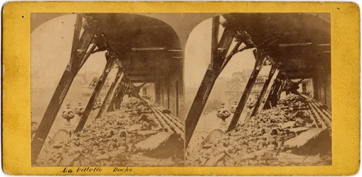 Commune de Paris (1871): vue des quais de la Villette. Photographie anonyme. Tirage sur carton. Dim. 17x6 cm
