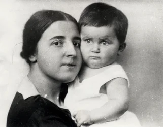Nadejda Allilouïeva, deuxième épouse de Joseph Staline, et leur fille Svetlana Allilouïeva, 1927