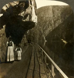 Étroite corniche rocheuse où passe la route vers les chutes de Vøring, près du lac Oifjords, Norvège, vers 1905