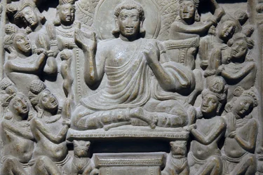 Musée national, New Delhi. Frise Ayaga représentant des scènes de la vie de Bouddha et des Jataka. Ikshvaku, IIIe siècle apr. J.-C. Nagarjunakonda, Andhra Pradesh. Calcaire grisâtre. Détail. Inde.