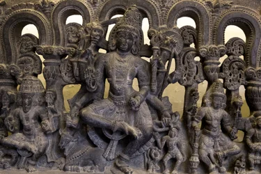 Musée national, New Delhi. Linteau représentant la trinité (Brahma, Vishnou et Shiva). Kakatiya