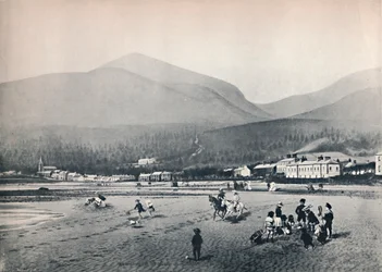 Newcastle, Co. Down. - La plage, avec Slieve Donard, 1895