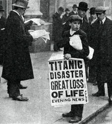 Garçon de journaux avec des nouvelles de la catastrophe du Titanic, 14 avril 1912