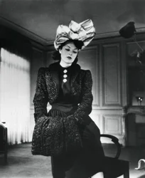 Tenue Nina Ricci portée par le mannequin Gabrielle, France, janvier 1943