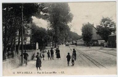 Normandie, Calvados (14), Ouistreham : vue de la rue de Luc-sur-Mer à Riva-Bella