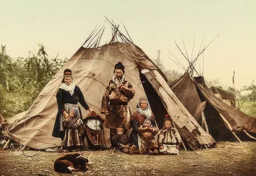Norvège. Lapons (Sámi) - Famille devant une tente
