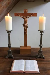 Obersteinbach, Bas-Rhin, France, le 29/5/2014 - Bougies, crucifix et Bible. Temple luthérien.