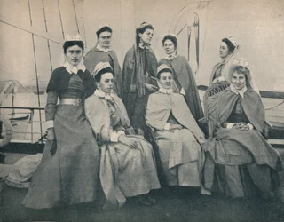 En route pour la guerre ! Infirmières sur un paquebot à destination du Cap, vers 1900