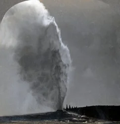 Old Faithful, reine des geysers, parc national de Yellowstone, Wyoming, États-Unis, 1904.