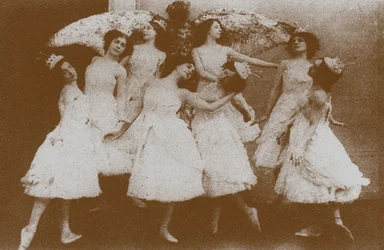 Olga Preobrajenskaya en Odette avec des cygnes dans le ballet Le Lac des cygnes
