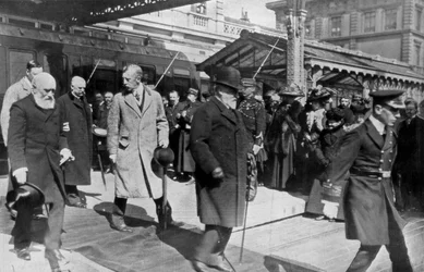 Sur le chemin de son propre pays pour la dernière fois, retour du roi Édouard de Biarritz