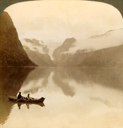Sur le lac sombre Olden, entre des montagnes couvertes de nuages, vers le glacier Maelkevold, Norvège, 1905