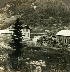 Sur la route pittoresque de Telemarken - changement de chevaux à la station de Grundesbro skyds, Norvège, vers 1905