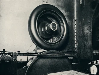Un des pneus de Sir Malcolm Campbell roulant à 300 m.p.h., 1937