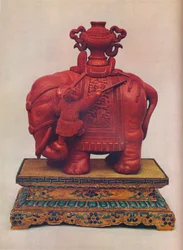 Un des deux éléphants en laque rouge sculptée, chinois, période Qianlong, vers 1765