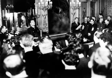 Otto Abetz, ambassadeur allemand en France, tenant une conférence de presse, Paris, 15 décembre 1940