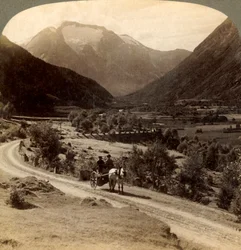 Sur les champs fertiles de la vallée de Vide, près de Skaare, jusqu