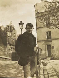 Pablo Picasso à la place Ravignan, Montmartre, 1904