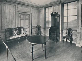Salle lambrissée, vers 1740, avec des meubles principalement de la période de la reine Anne, 1927