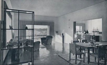Paniconi et Pediconi. Une salle à manger avec une grande fenêtre et des rideaux conçus pour encadrer une belle vue