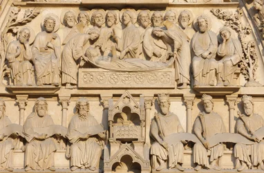 Cathédrale Notre-Dame de Paris aile ouest : Porte de la Vierge : Marie sur son lit de mort entourée de Jésus et des apôtres, Paris, France
