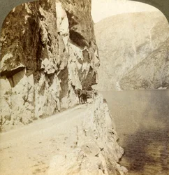 Chemin taillé dans les falaises pour une route autour du lac Oifjords, Norvège, 1905