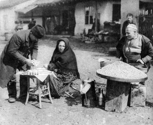 Marchands de cacahuètes et de parfums, Sofia, Bulgarie, vers 1923