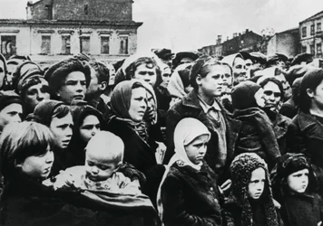 Habitants de la ville russe de Smolensk après sa libération par l