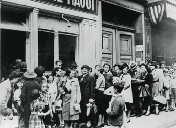 Personnes faisant la queue devant une laiterie, Paris occupé par les Allemands, 26 juillet 1940