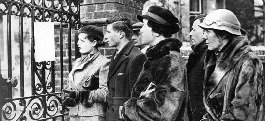 Personnes lisant les bulletins de la dernière maladie du roi George V, 1935