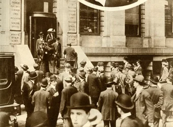 Personnes attendant des nouvelles du Titanic... New York, USA, avril 1912, 1935
