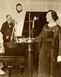 Interprètes chantant un duo dans un des studios de 2LO, Savoy Hill, Londres, 1923, 1935