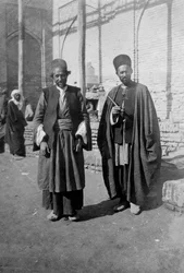 Pèlerins persans devant la mosquée de Kazimain, Irak