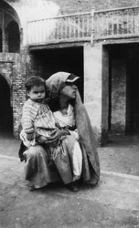 Femme et enfant persans, 1917-1919